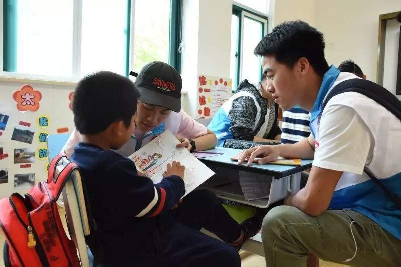 "为契机,依托上海市慈善基金会项目"向阳计划"到金山区辅读学校开展以