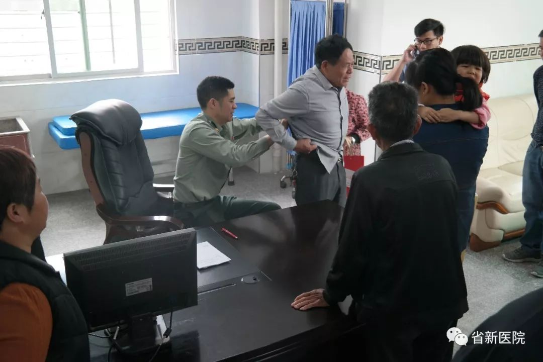 黄楚恒揭牌仪式首先由910医院医务处处长黄艺峰与省新卫生院院长郑锦