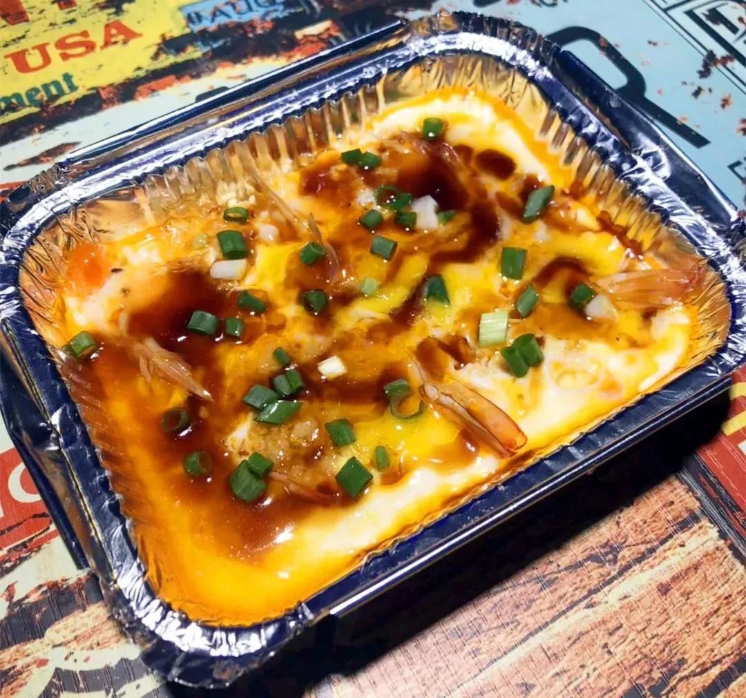 鸡爪,大虾,土豆片各种锡纸烤,锡纸鸭血,锡纸金针菇,真是太诱人啦!