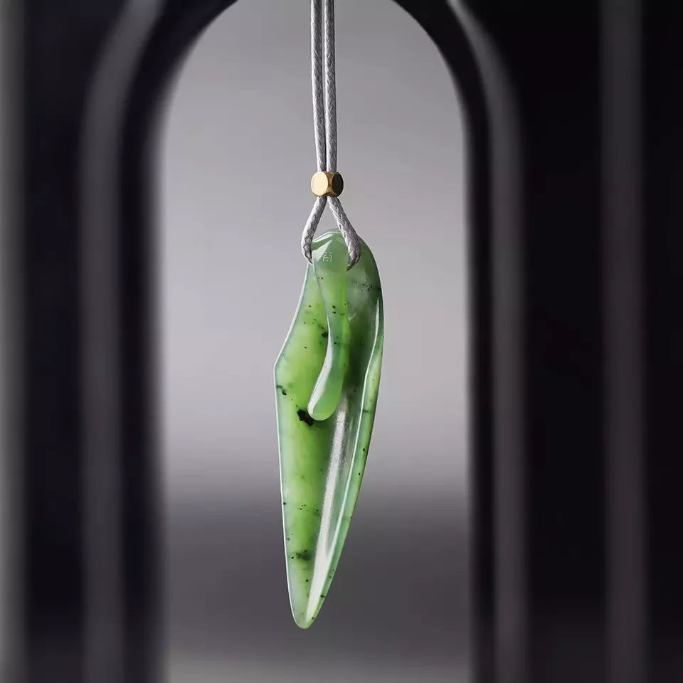 这性感个性前卫的玉雕该如何定调