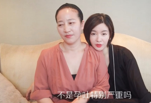 其中,李晟便谈到怀孕三个月的时候因为孕吐很严重,然后妈妈在网上看到