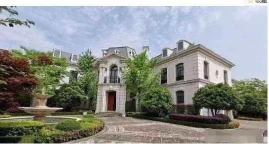 据网友爆料,乔欣家的这栋房子每平米价格超过20万,这600多平米买下来