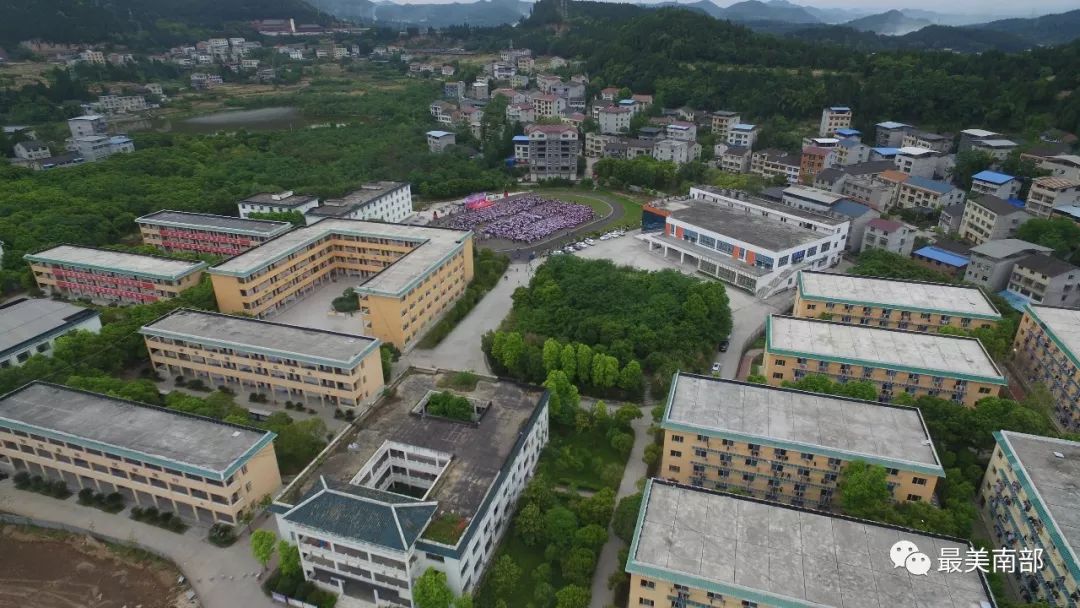 昨晚,南部这所学校好热闹!场面堪比演唱会