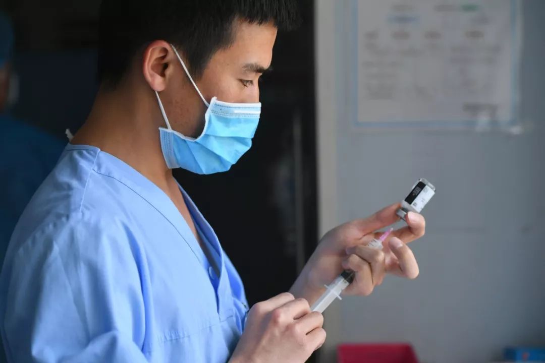 都会对男护士有些偏见,高灿钧就曾被患者家属拒绝,要求换女护士来打针