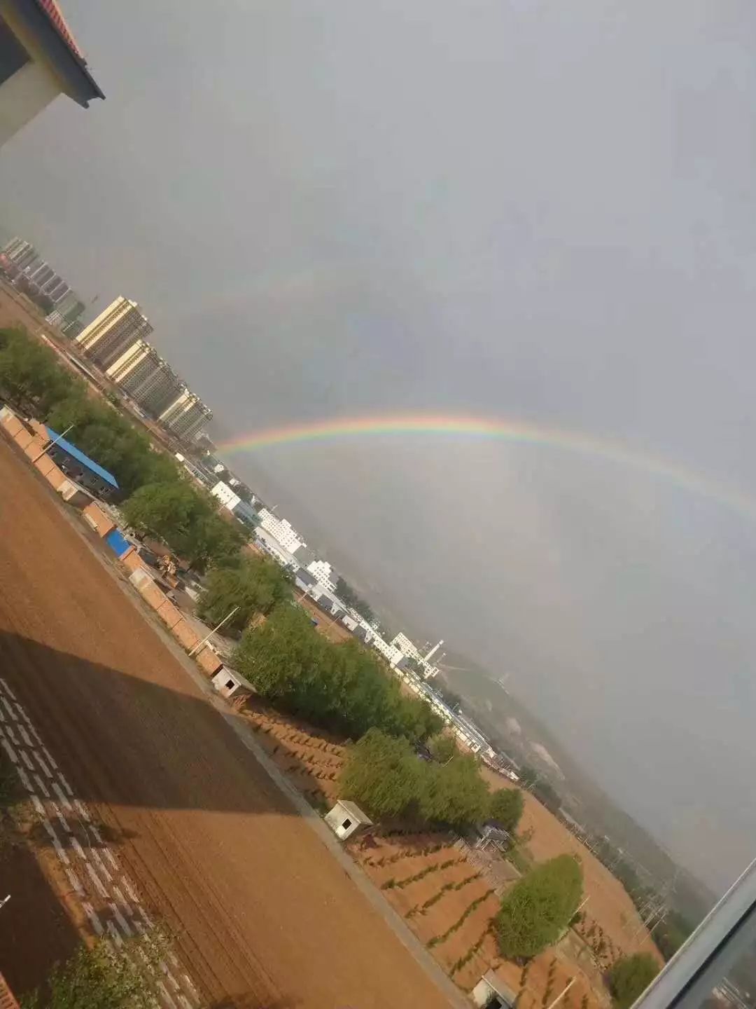 长治壶关雨后惊现最美"彩虹桥"!刷爆朋友圈!