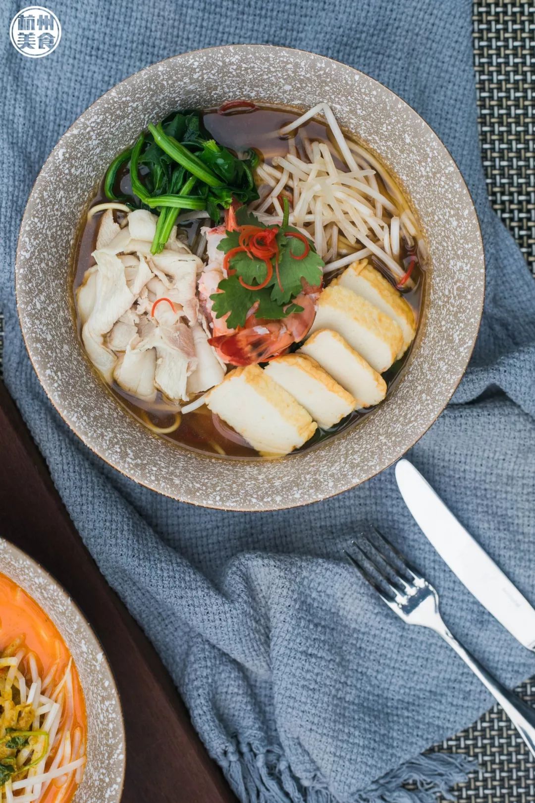 多种辛香料混合的汤汁,搭配大虾和鱼糕,带着椰浆的香甜和浓郁的海鲜