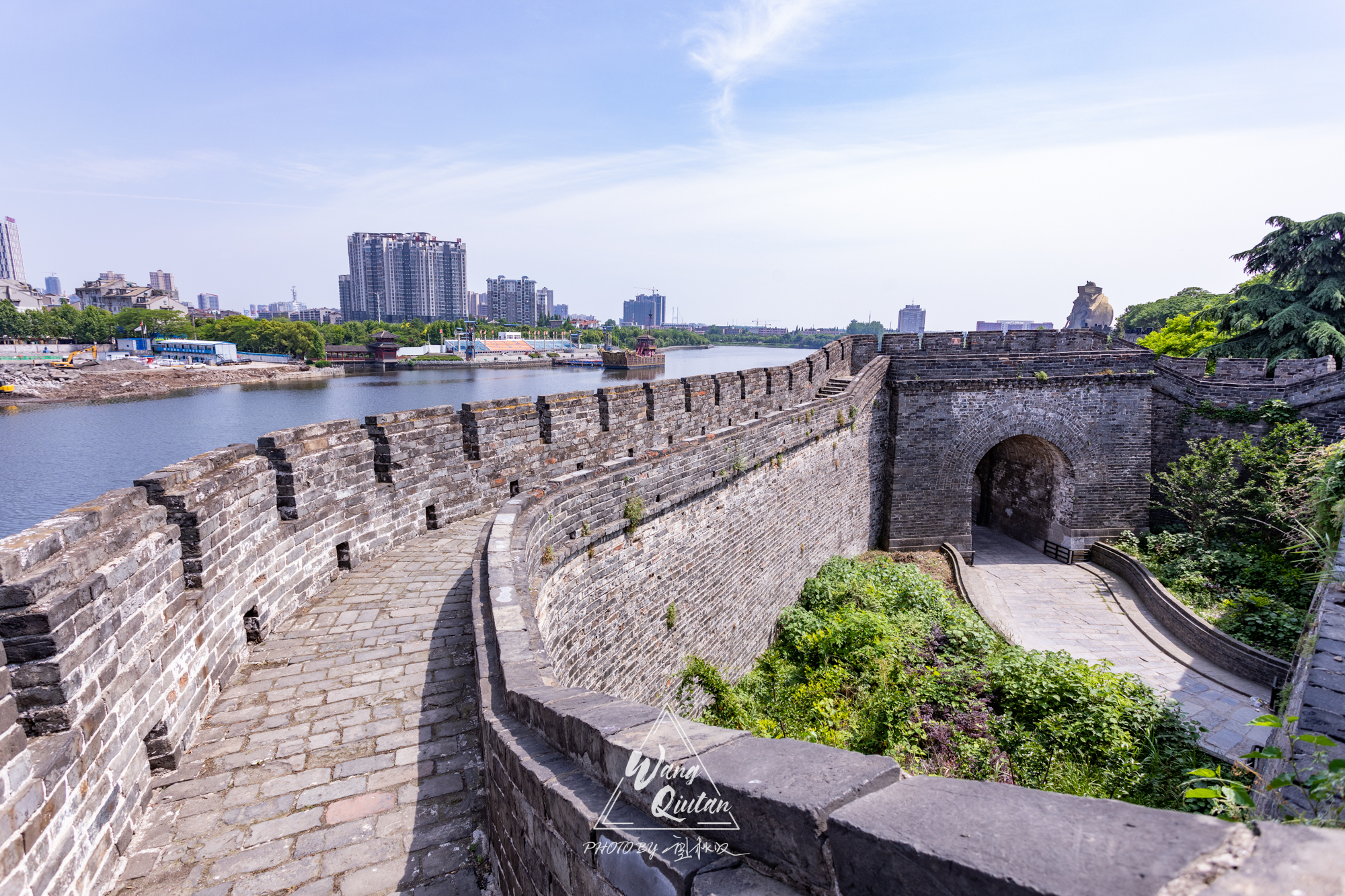 南方保存最完好的荆州古城墙,为何半边城砖半边土?