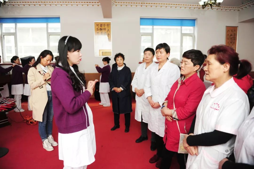 护理服务周祥和安养院的休养人员和护工幸福地笑了