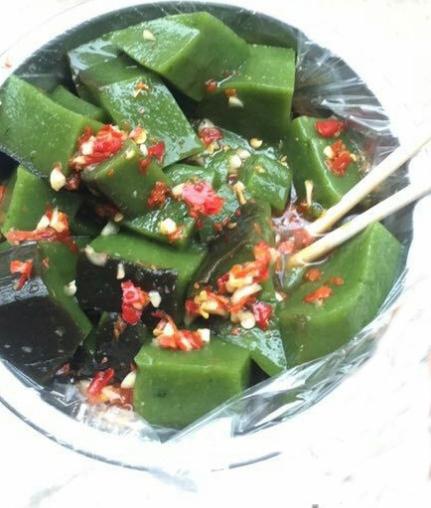 俗称"蒸烫皮",是将烫皮蒸熟后,再将炒熟的肉丝,韭菜,豆芽,鲜笋,虾米