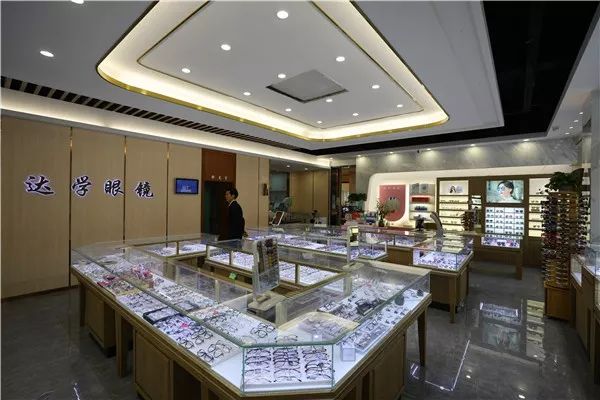 疯了义乌这家拥有35年的老牌眼镜店搬了竟然还做出这举动