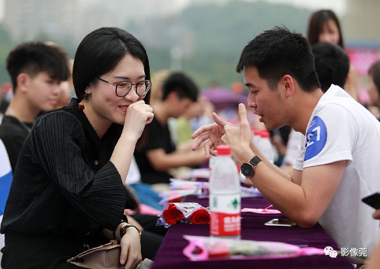 太上镜了今早这群单身男女在旗峰公园相亲