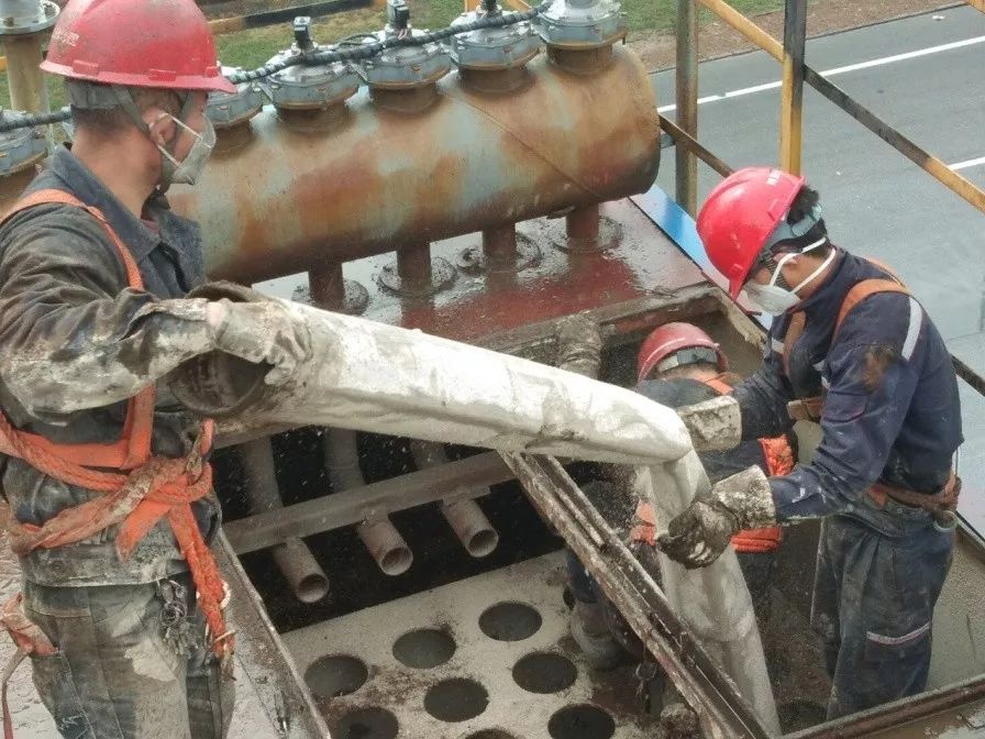 風雨無阻黨旗飄鑄造廠除塵布袋更換工作小記