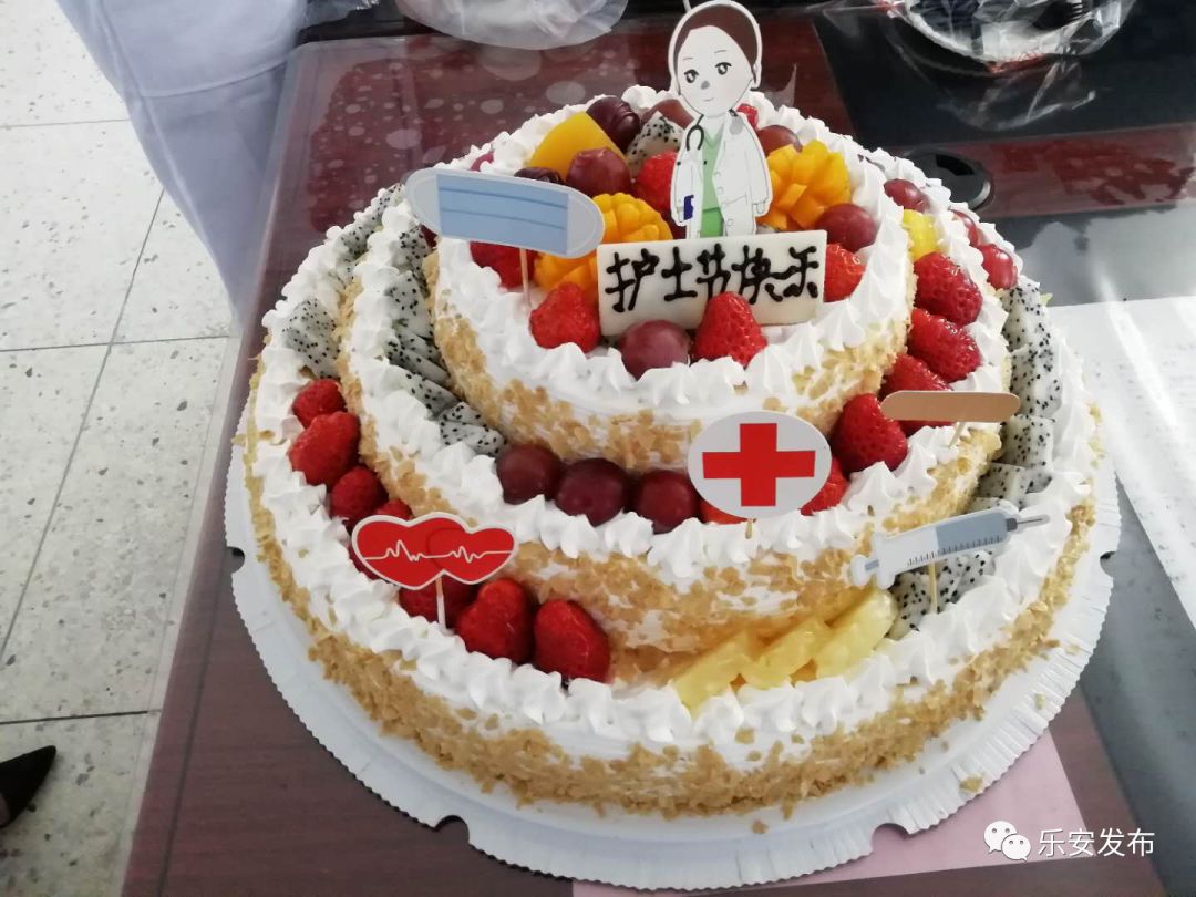 给大家送去"国际护士节"的祝福以及鲜花和蛋糕
