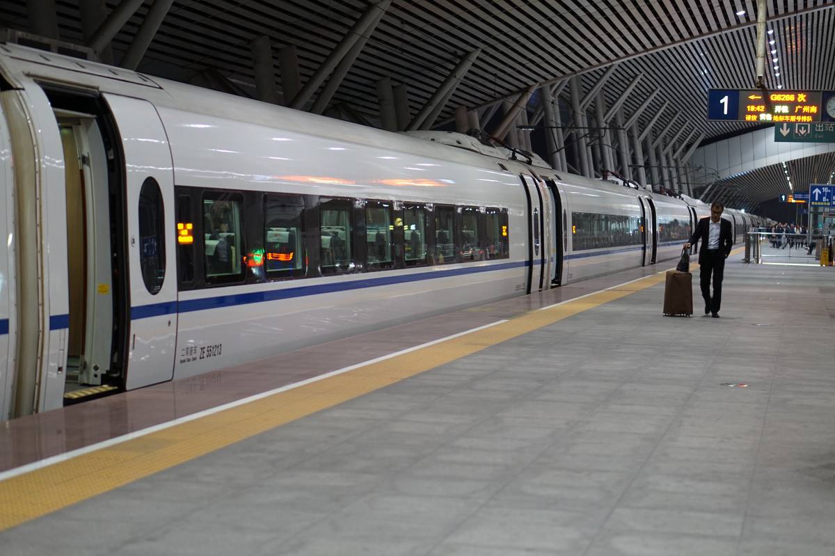 原创搭乘高铁中途下车抽烟车开走怎么办乘务员说一句话就行