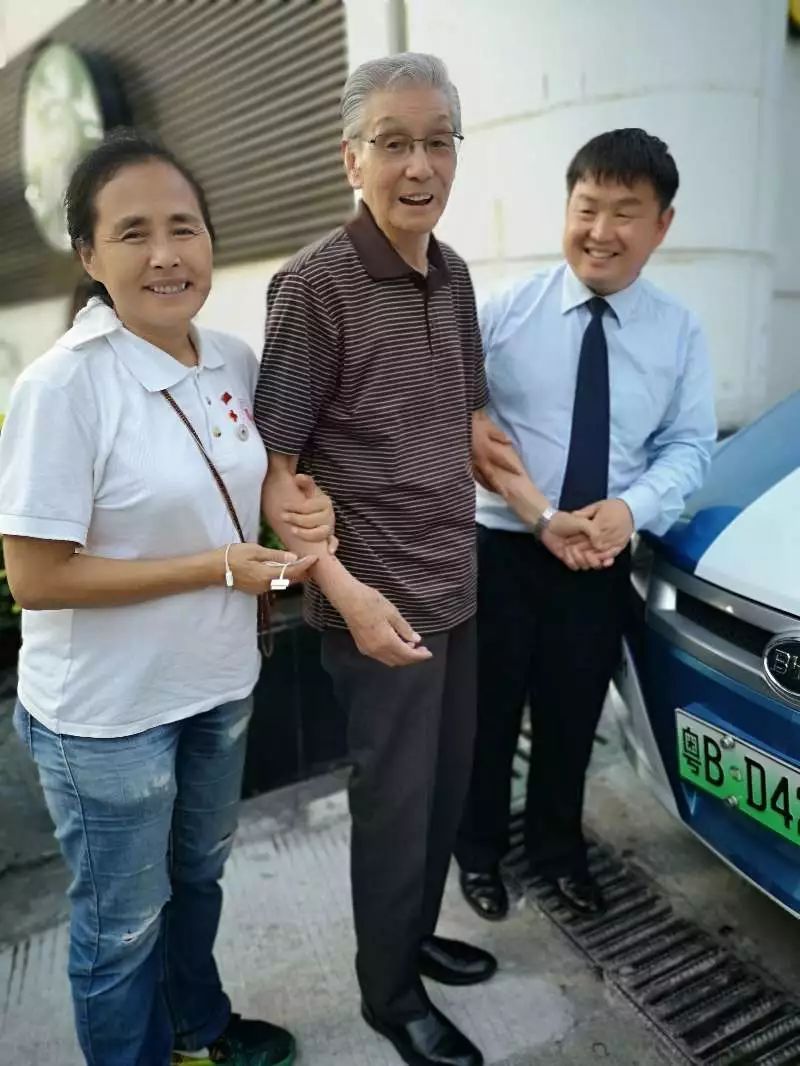 今晚的车深圳好的哥助八旬老华侨回乡他已照顾老人一年