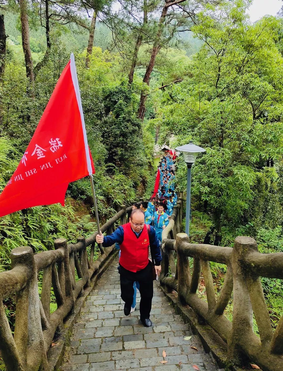 金穗学校访红色华屋感时代精神