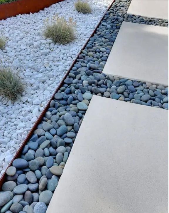 不仅在功能上起到排水的作用,同时碎石也起到铺装收边装饰作用