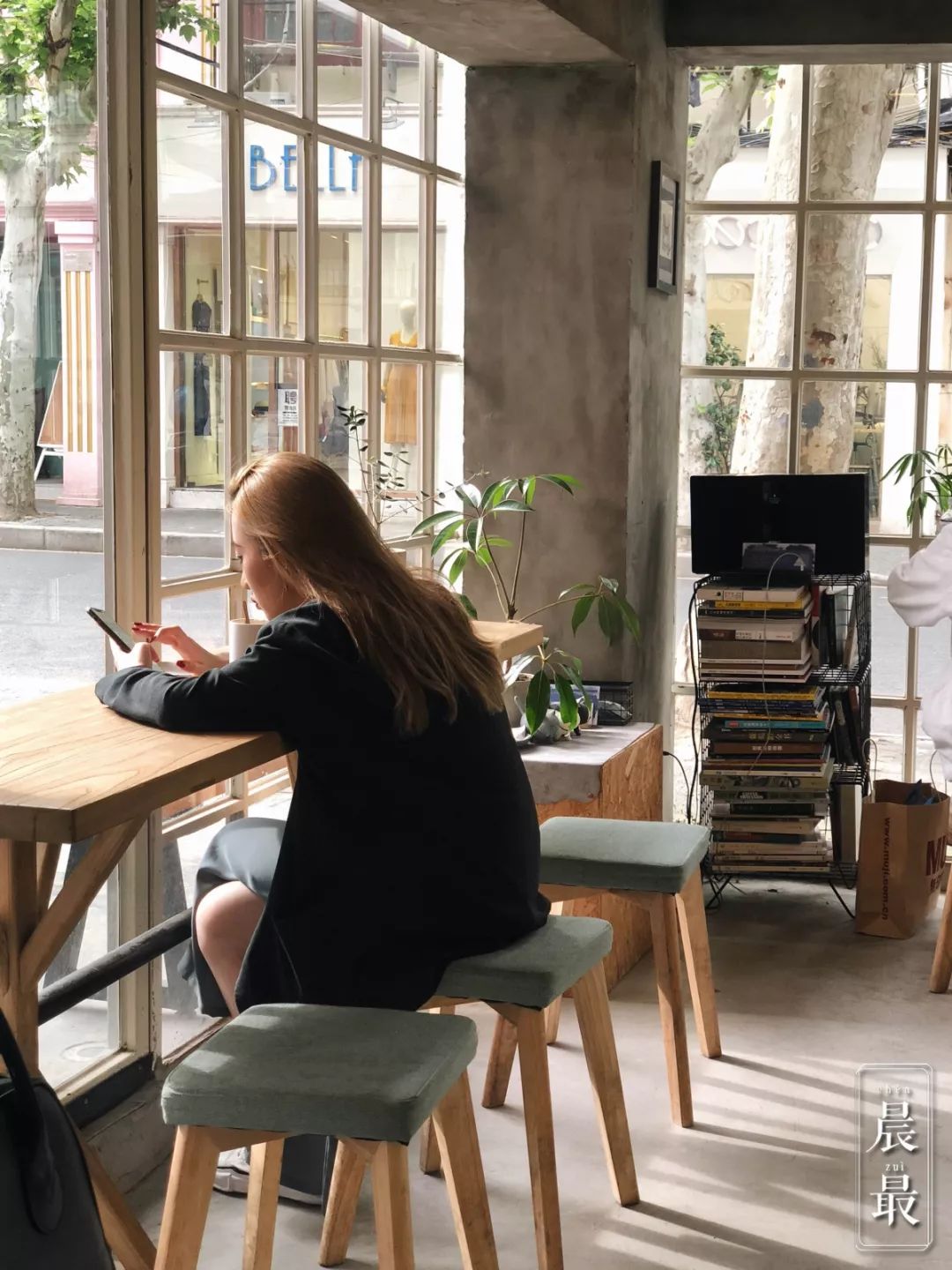 探路子 | 周末好去处,隐匿在文艺咖啡店里的油画教室!_姐姐