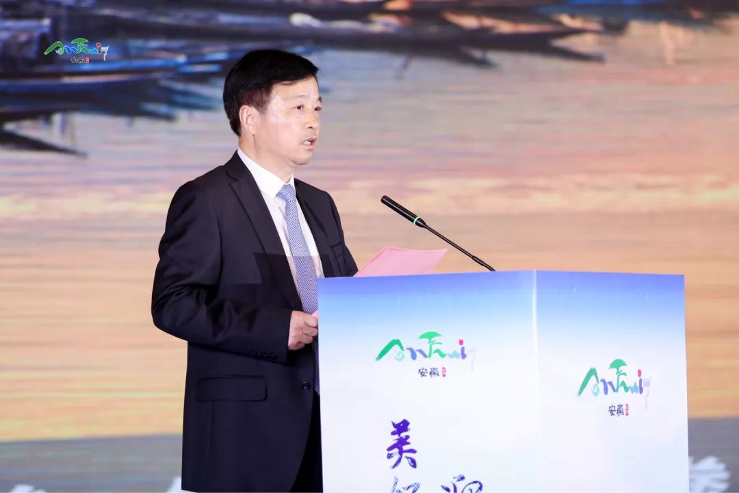 推介会上,副市长李高峰向杭州市民和旅游界媒体朋友介绍黄山丰富优质