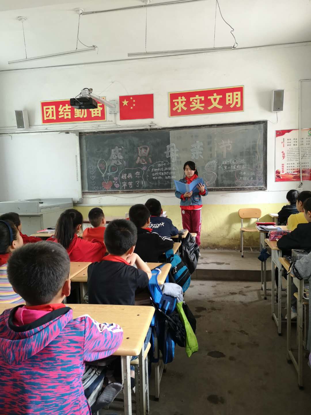 妈妈洗脚小店区西温庄小学开展感恩母亲系列活动