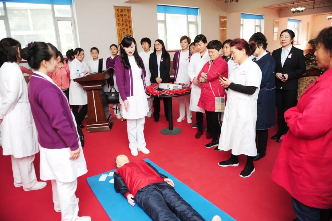 护理服务周祥和安养院的休养人员和护工幸福地笑了