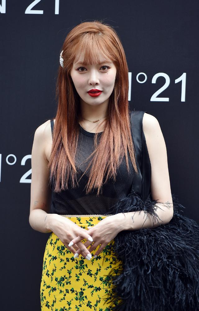 金泫雅本想低调秀齐刘海,却被竹竿腿抢镜,这腿真实存在吗?