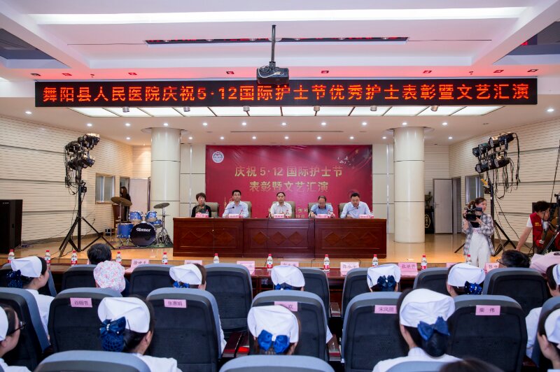 5月10日下午,在108个国际护士节来临之际,副县长宋春华先后到县中医院