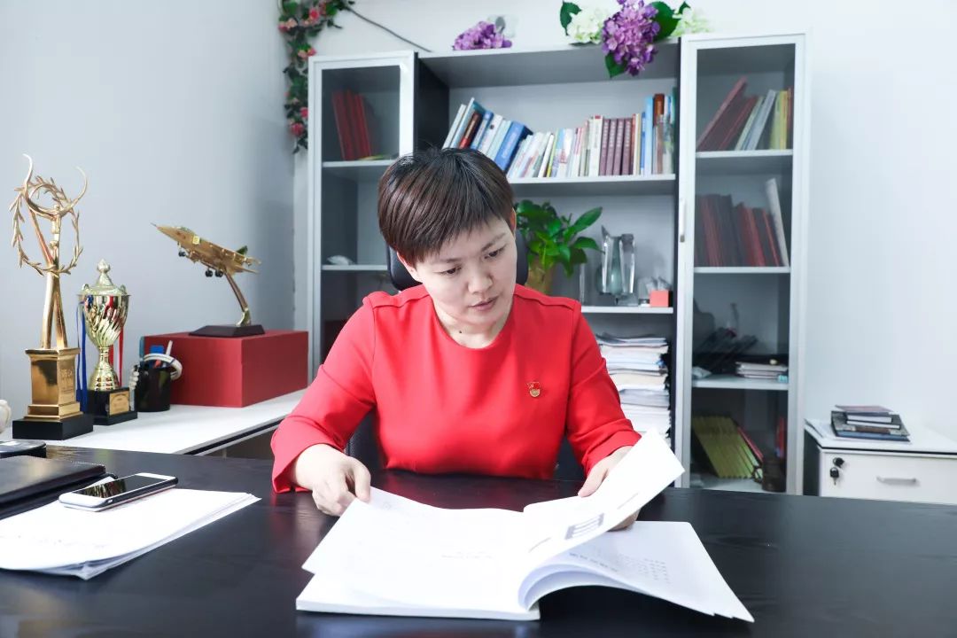 2019才过去三分之一张敏华又拿到了杭州市劳动模范杭州十大青年英才