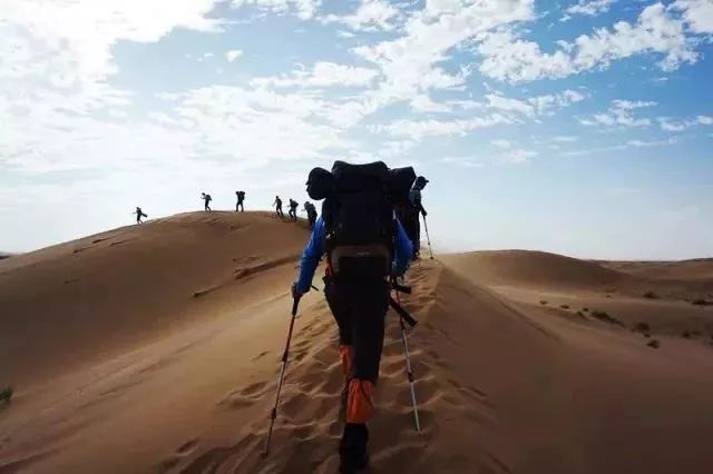 腾格里沙漠徒步用脚步丈量信仰一生一次足矣