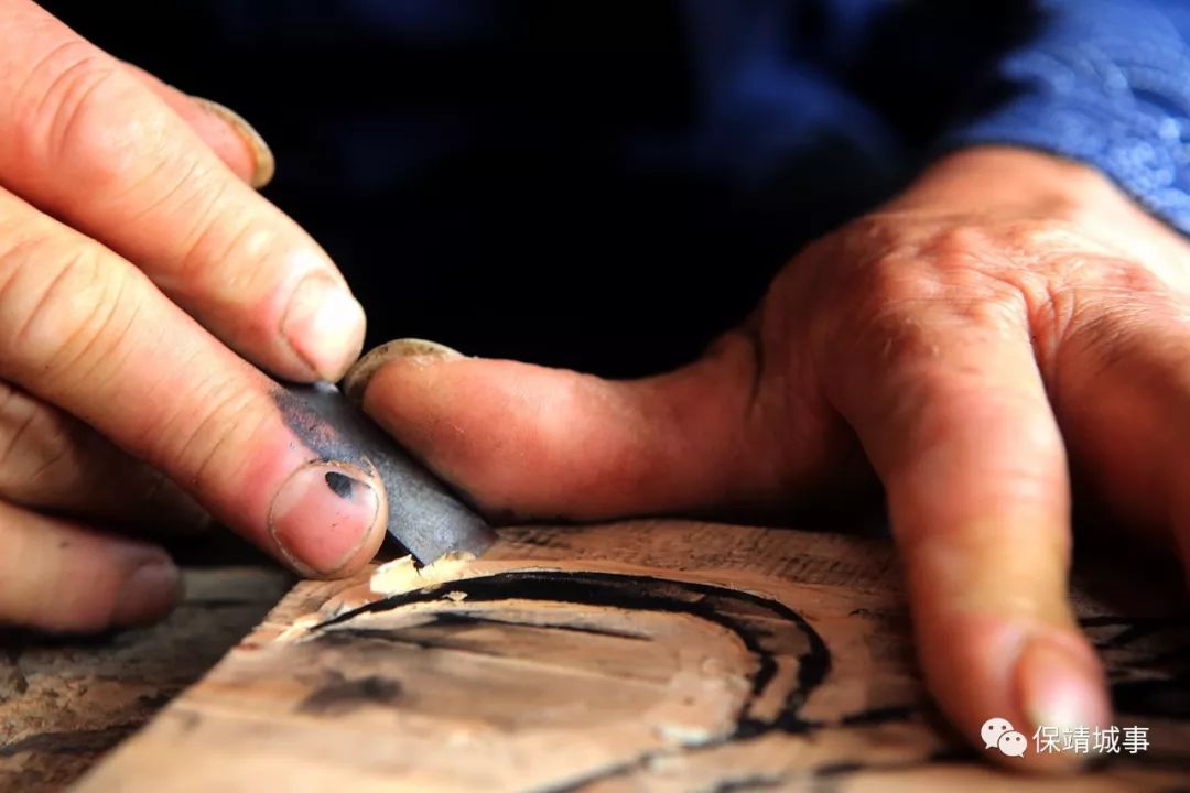 大巧不工乡村木匠双手成茧微雕大山时光