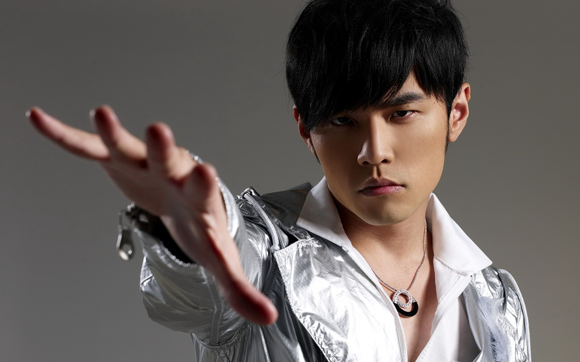 节目评委太自大?批评周杰伦唱歌咬字不清,还要教原唱歌手唱歌