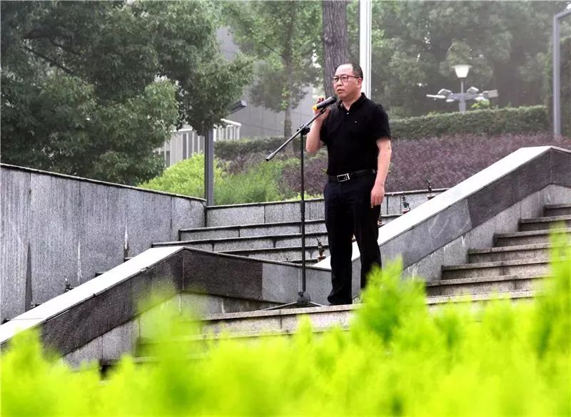 随着"空袭警报"响起,广播传来施林栋校长的指令:"现在空袭来袭,实施