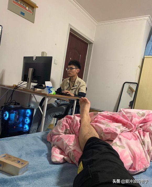 室友在打游戏,可我想睡觉,要怎么暗示他啊