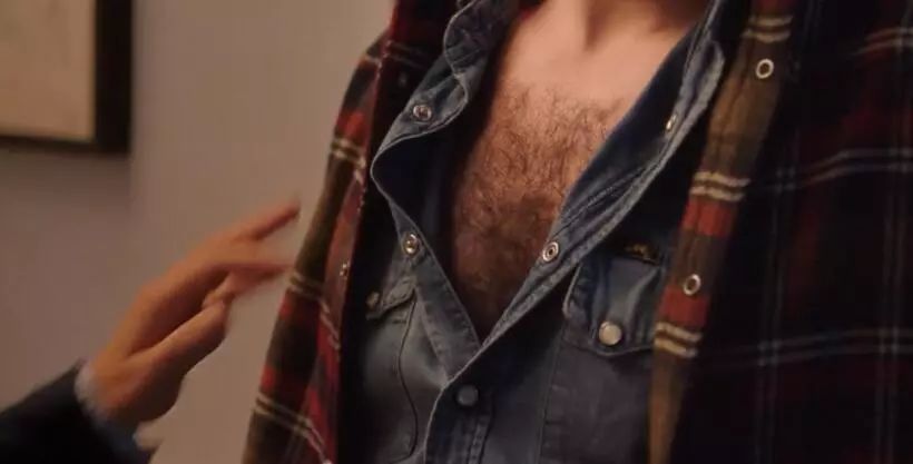 两人亲亲热热回到房间,却在脱下衣服时被对方嫌弃胸毛旺盛,夺门而出.