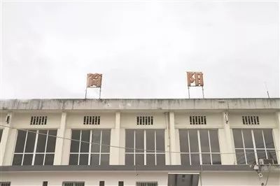 着的"火车站街"几个字,清楚地揭示了它与不远处伫立的简阳站的关系