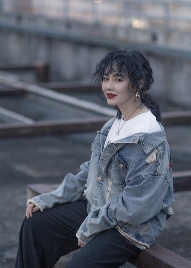 原创郑美丽做客酷狗首唱会竟抛弃18万观众去找小哥哥聊天