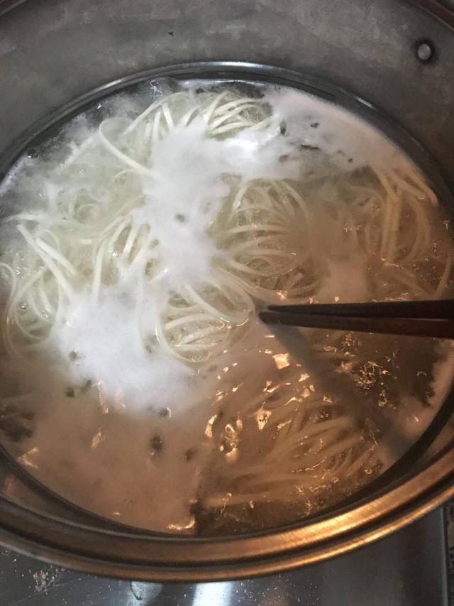 一碗水,盖上盖子直到再次沸腾步骤8:锅中放入西芹叶,面条就煮好了步骤