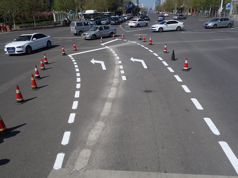 一拖二左转待行烟台市区新增多处导向标志线你会走吗