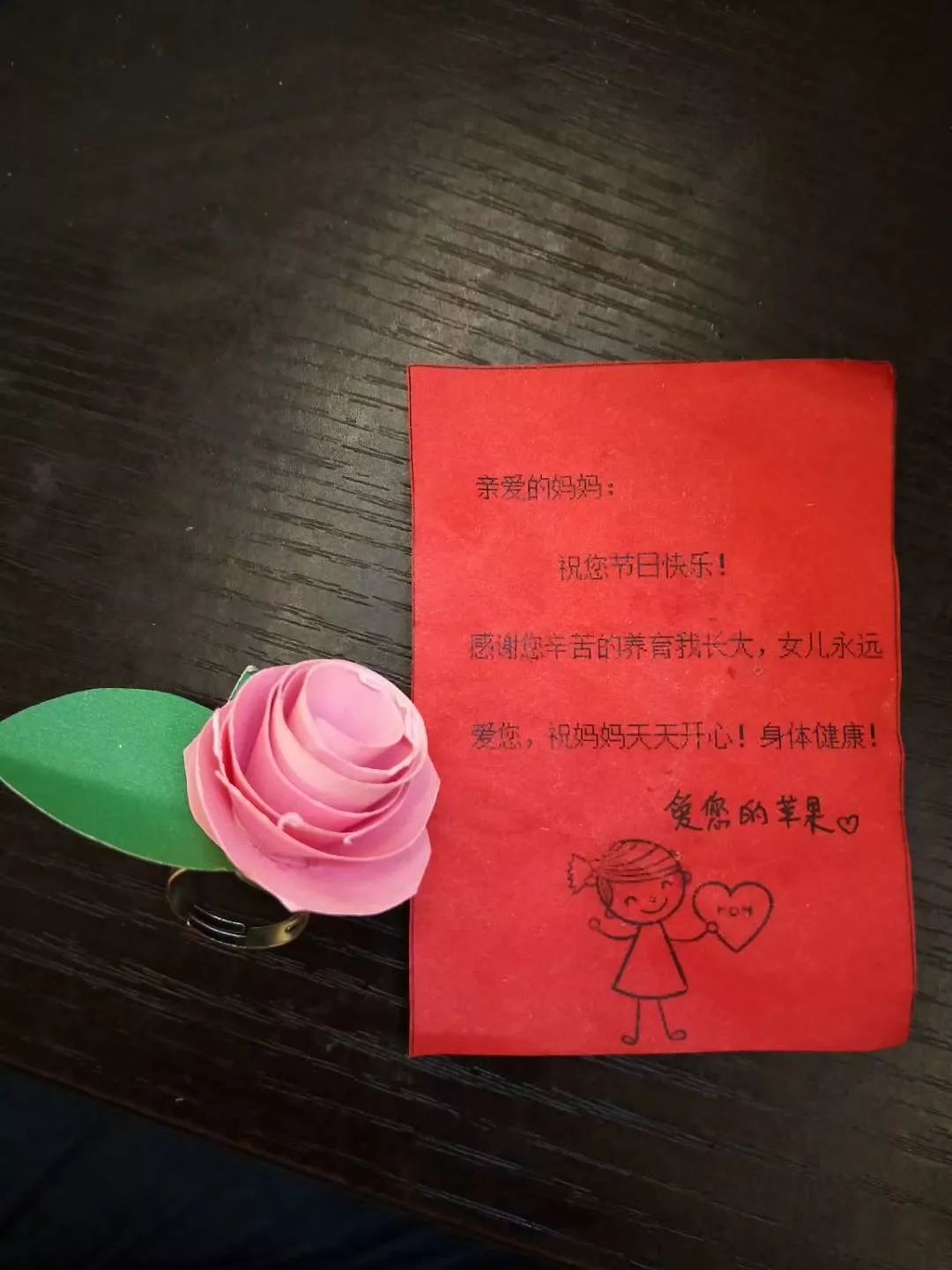 那么母亲节送什么礼物好呢1康乃馨可以给妈妈送一束美丽的康乃馨花束