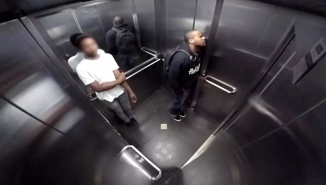 电梯里有人喷shǐ!心理阴影无穷大._恶作剧