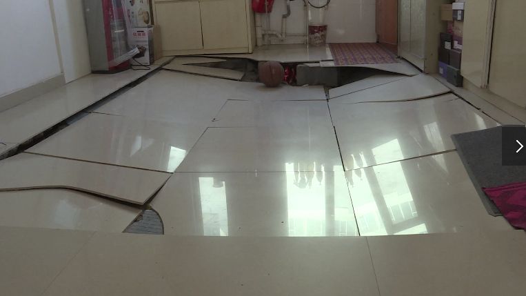 担心!内蒙古一居民客厅地面塌陷近40公分,开发竟这样说