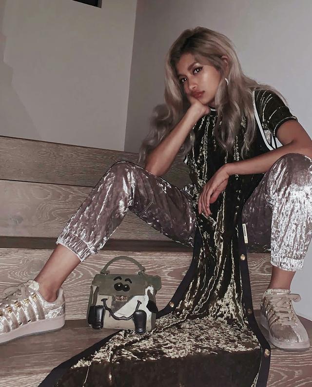 火过水原希子的日本模特黑皮马甲线蜜桃臀rola好绝一女的