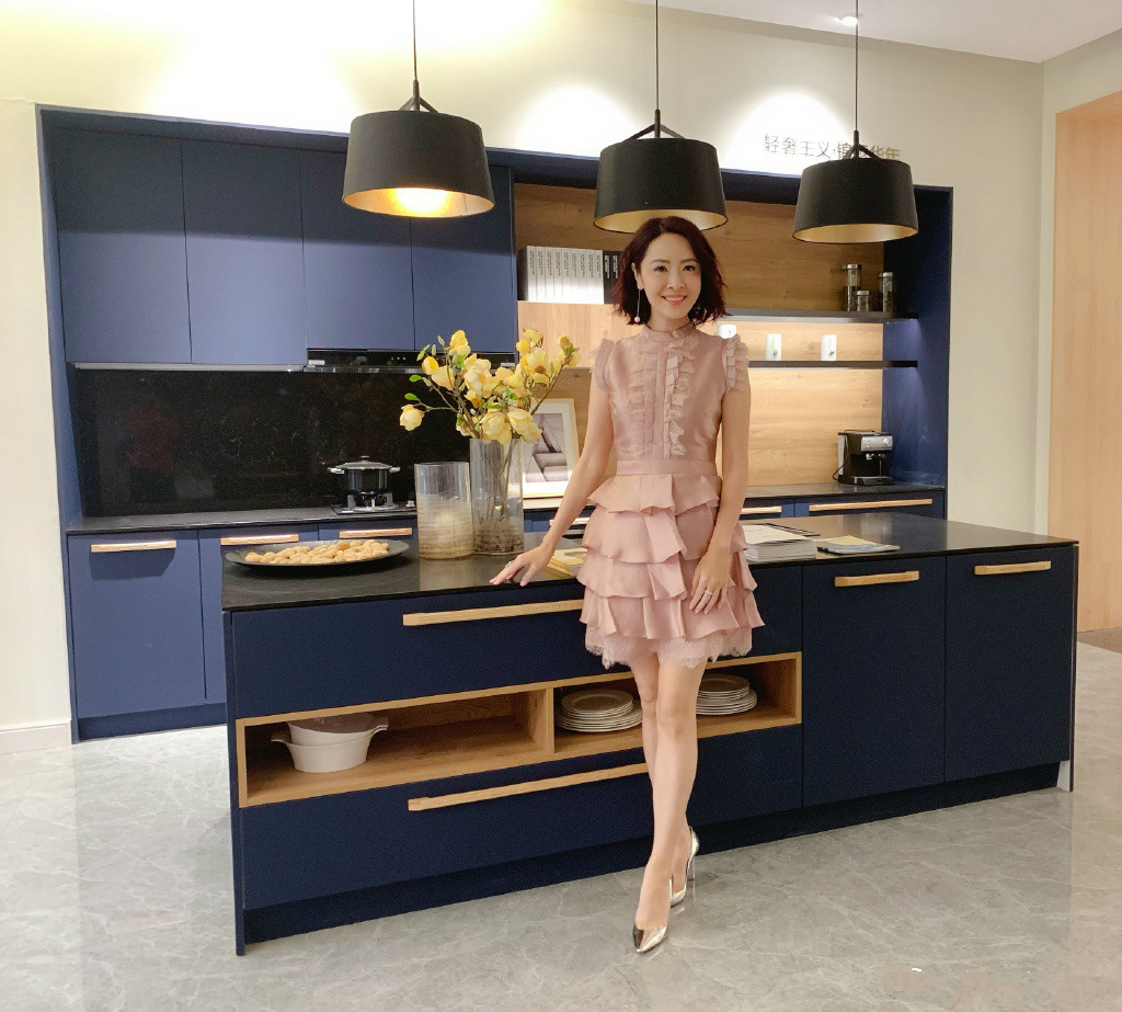 港姐向海岚气质太惊艳!白色蕾丝裙搭配卷发好优雅,美得不像45岁