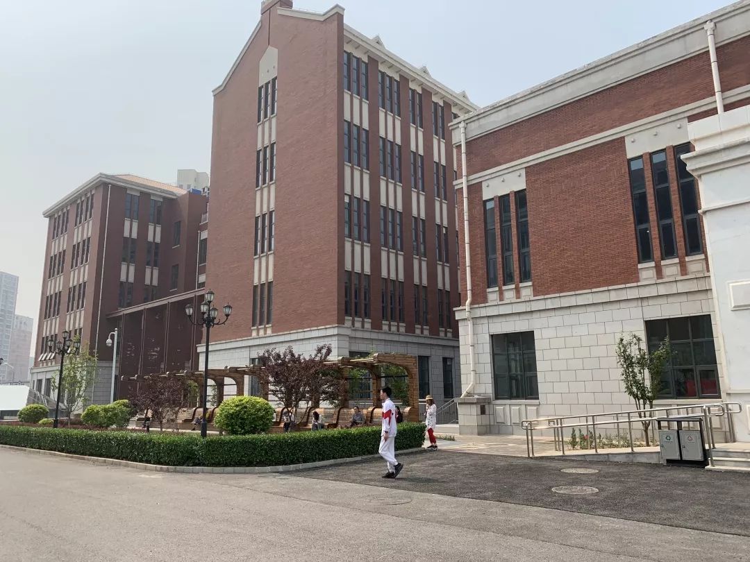 校园环境北京市朝阳区人大附中朝阳分校是一所全日制民办性质的完全