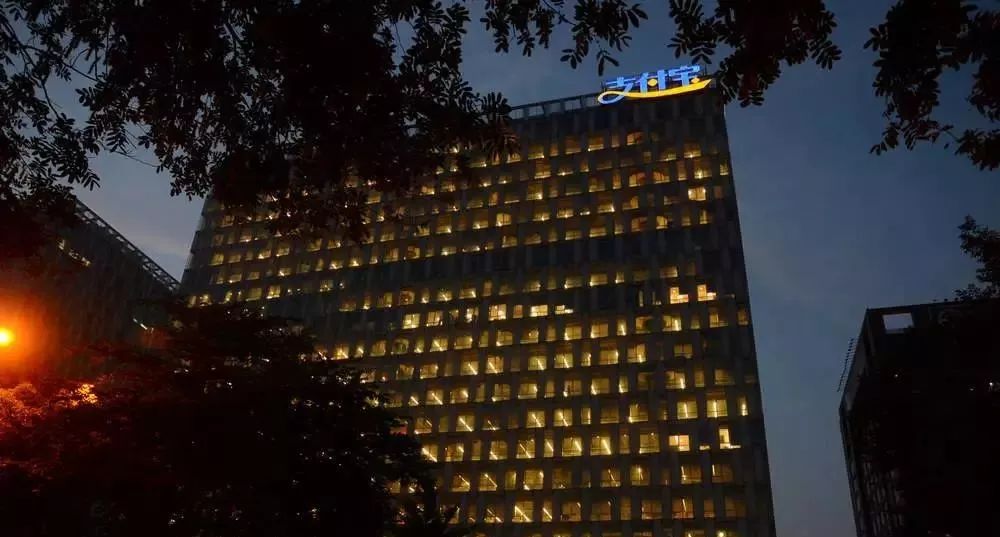 她几乎将支付宝大楼边上一条街的粥粉面饭夜宵店,都吃了个遍.