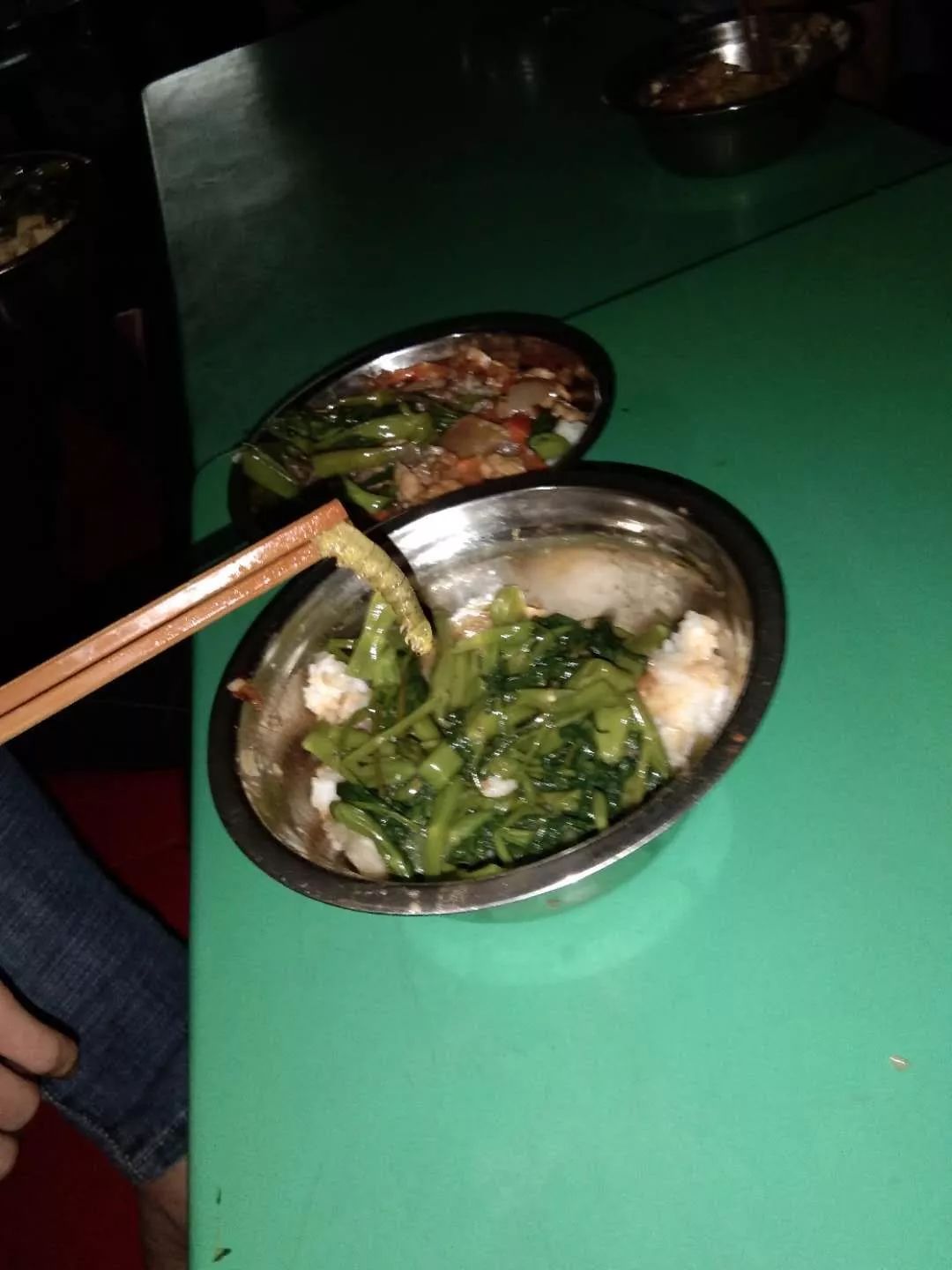 博白某中学食堂给学生加餐!又是肥虫,又是青菜虫!高蛋白你值得拥有!