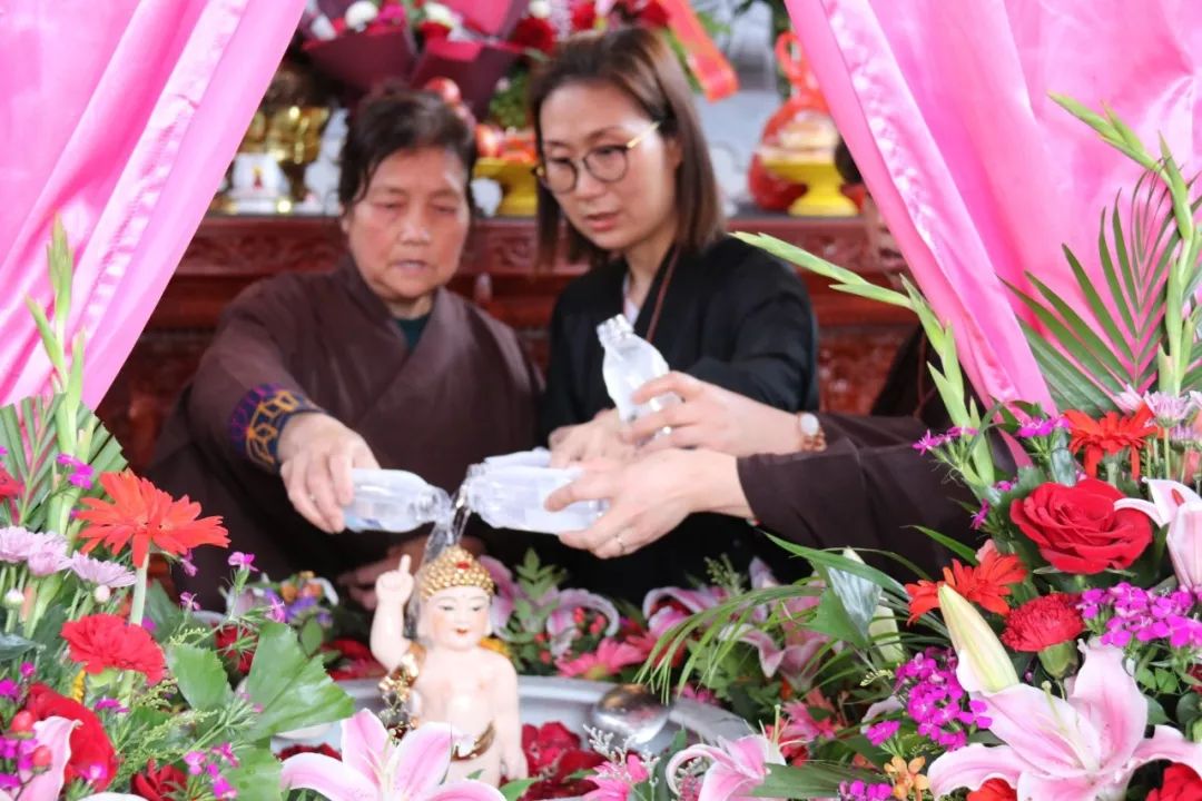 海潮寺隆重举行浴佛放生皈依法会