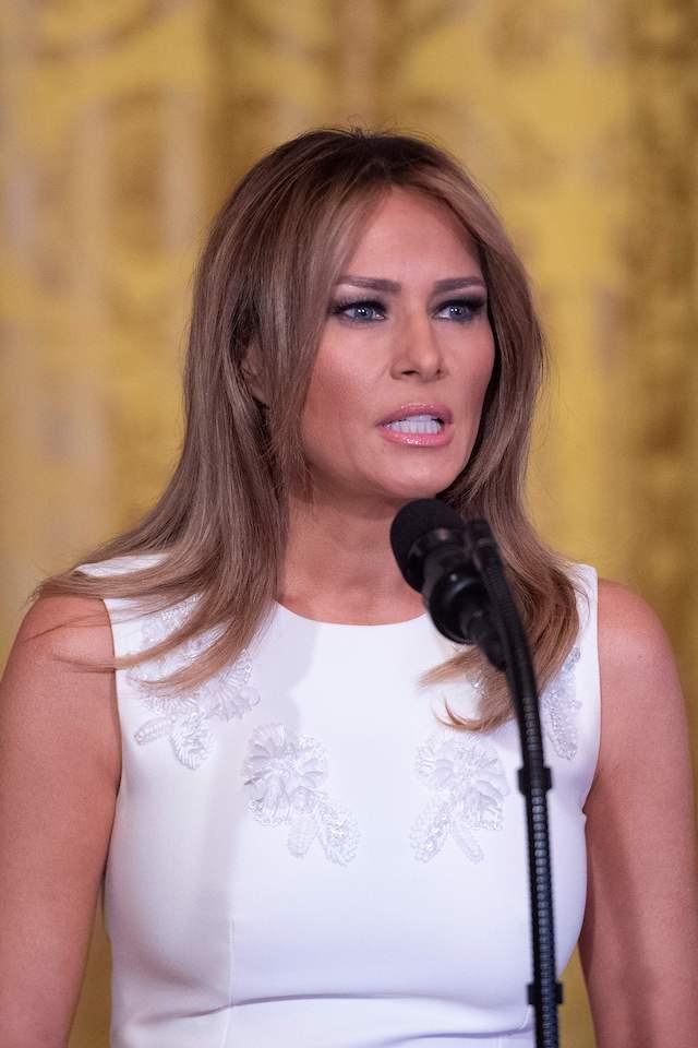 梅拉尼娅穿奶白色立体刺绣裙亮相有小肚腩又咋样照样霸气高贵