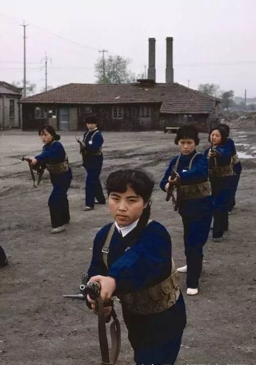 女民兵的训练还有枪械项目,虽然只是民兵,但是她们的脸上都充满认真.