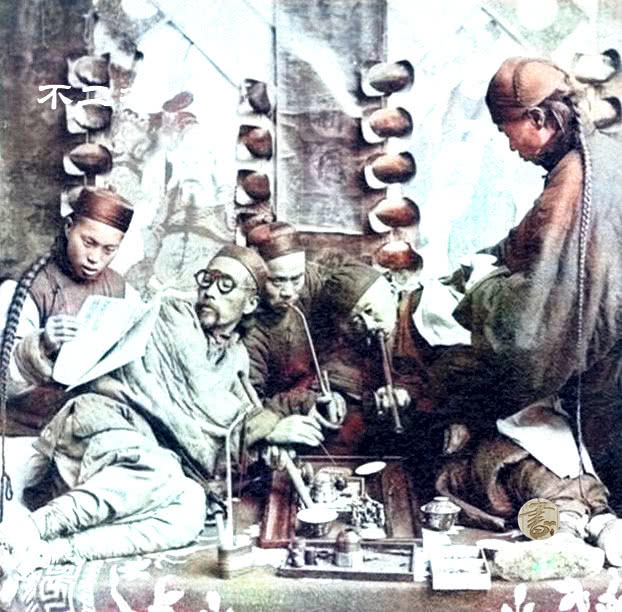 清末上色老照片看看镜头下吸食鸦片的人被摧毁的不止是身躯